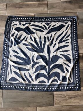 NWT “Nordstrom” Navy and Beige Botanical Print Satin Scarf: 35” x 35” VèřSĩTïLÊ💙